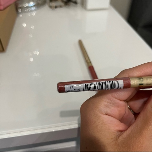 2 brand new L’Oréal Colour Riche lipliners - Picture 2 of 5